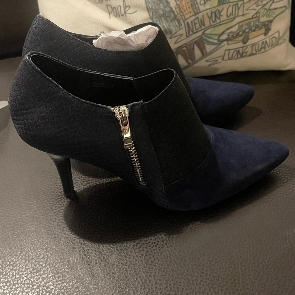 Tahari, 7.5 Booties